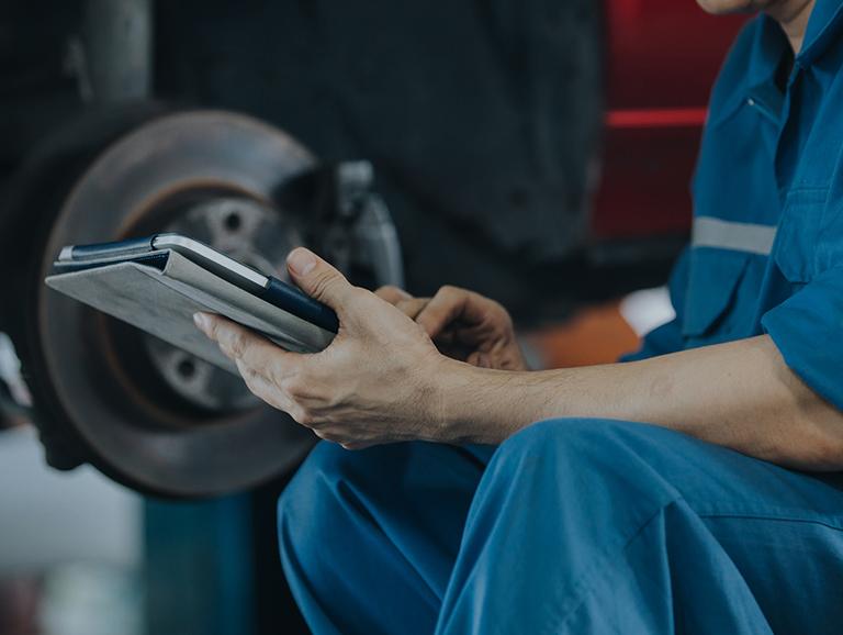 człowiek z notebookiem