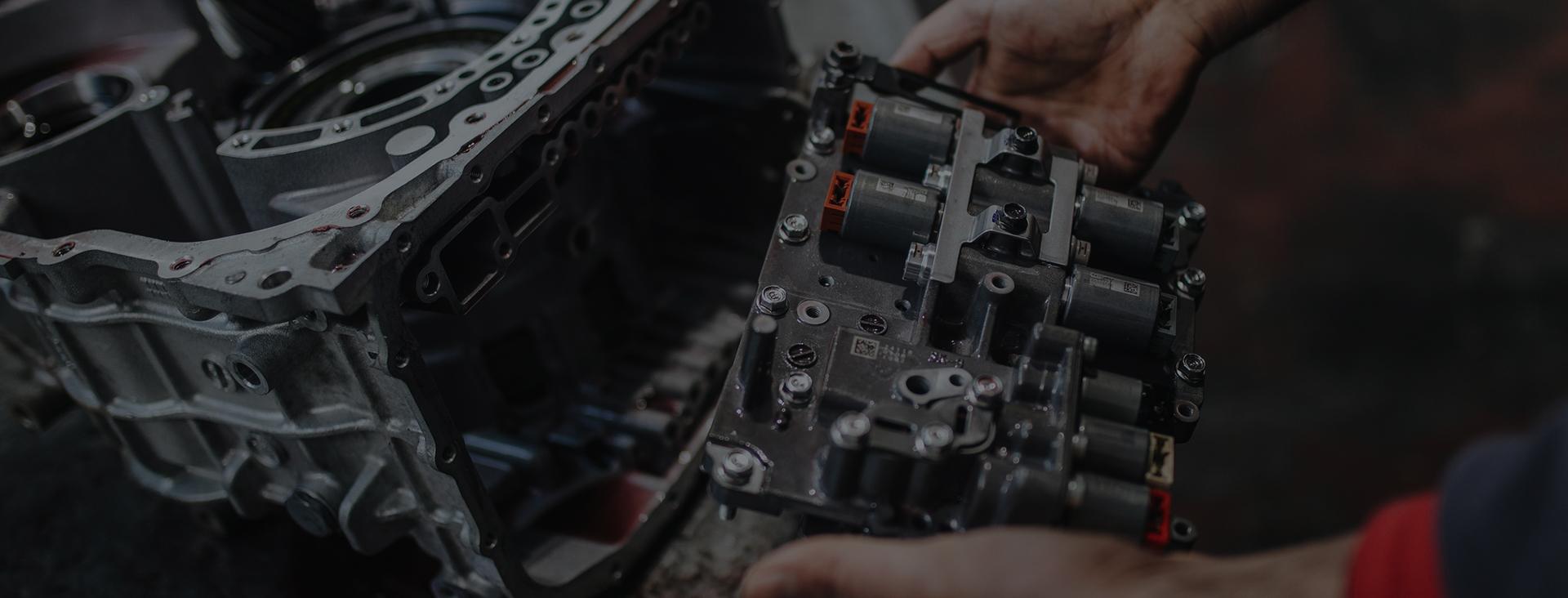 dłonie trzymają silnik